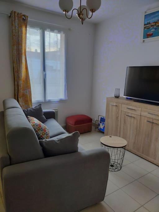 Televízia a/alebo spoločenská miestnosť v ubytovaní Maison au coeur de Saint-Gilles L'Inattendue