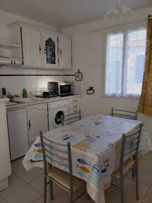 Kuchyňa alebo kuchynka v ubytovaní Maison au coeur de Saint-Gilles L'Inattendue
