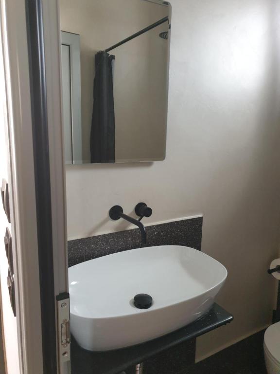 Tiny studio 2 min walking distance from the port - 6