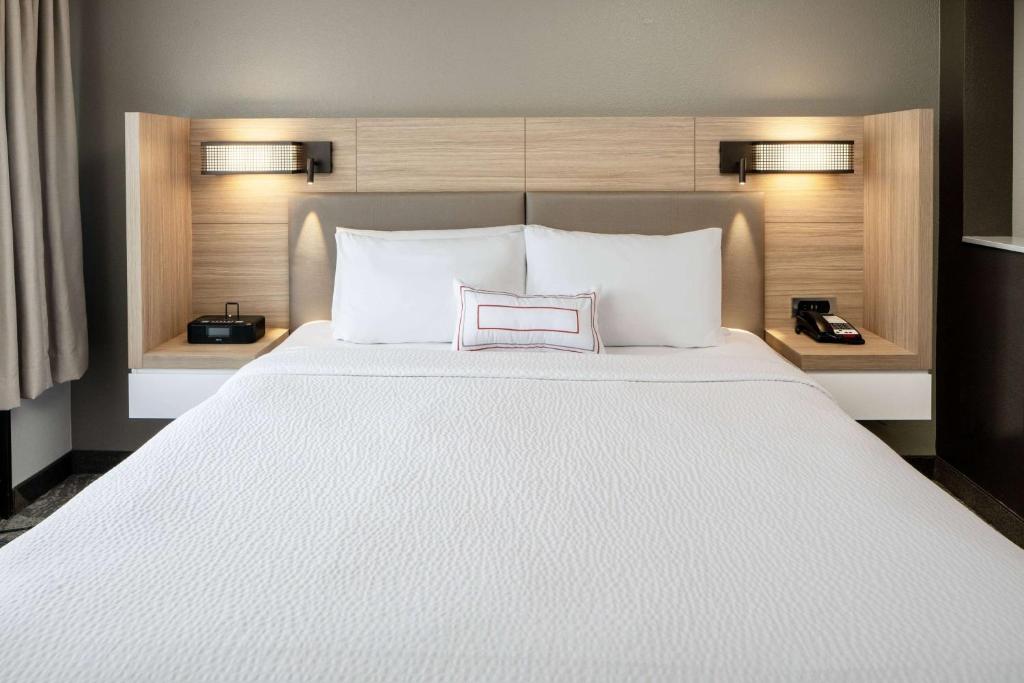 Postel nebo postele na pokoji v ubytování Sonesta Select Seattle Renton Suites