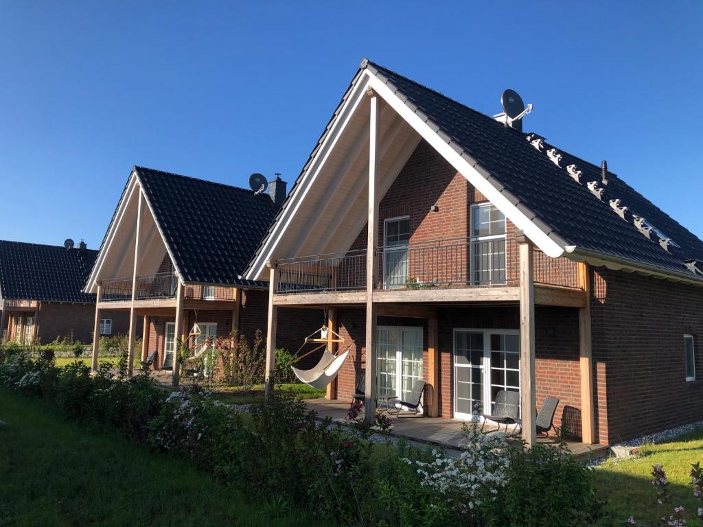 een huis met een veranda met een glijbaan bij Ferienhaus Familienkoje Hannah in Krummin
