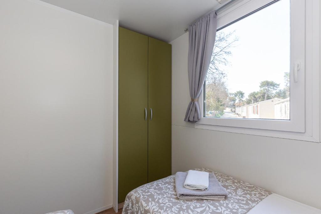 Postel nebo postele na pokoji v ubytování Mobile home Pine Adria