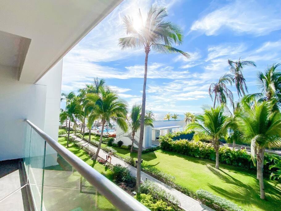 - une vue depuis le balcon d'une maison avec des palmiers dans l'établissement Large Beach Front 2bed/2bath Condo: Save $50+/nt!, à Puerto Vallarta