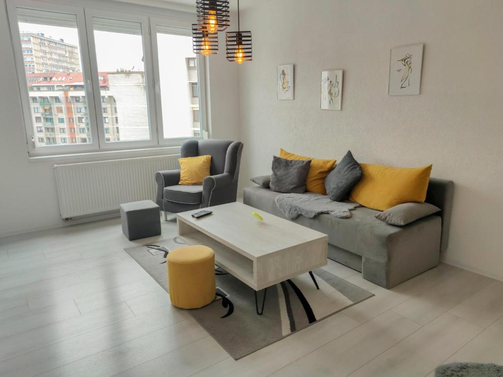 - un salon avec un canapé et une table basse dans l'établissement Central Modern Apartment Sarajevo, à Sarajevo