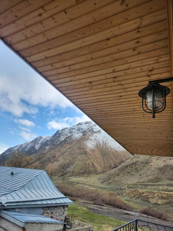una vista su una montagna dal portico di una casa di MOON NIGHT a Kazbegi