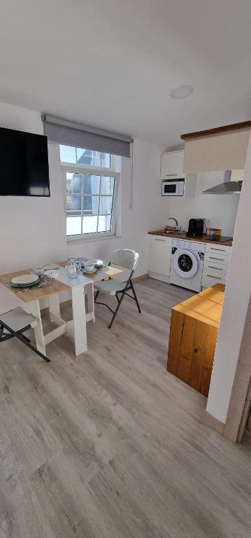 Kuchyňa alebo kuchynka v ubytovaní Estudios en Plaza Cabo da Vila centro Muxia