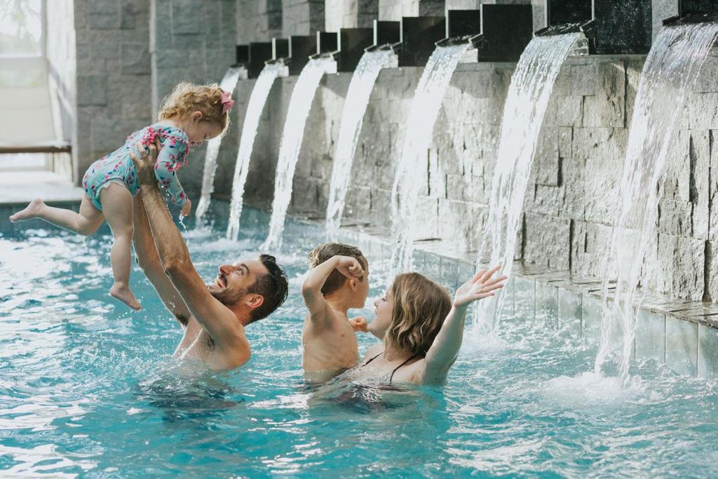 grupa ludzi bawiących się w fontannie w obiekcie Exclusive Gramado Hotel & Spa by Gramado Parks w mieście Gramado