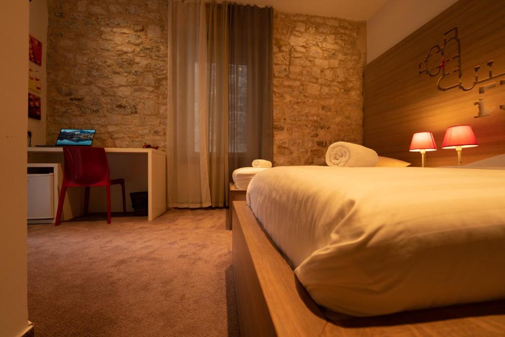 Posteľ alebo postele v izbe v ubytovaní Slavija Culture Heritage Hotel