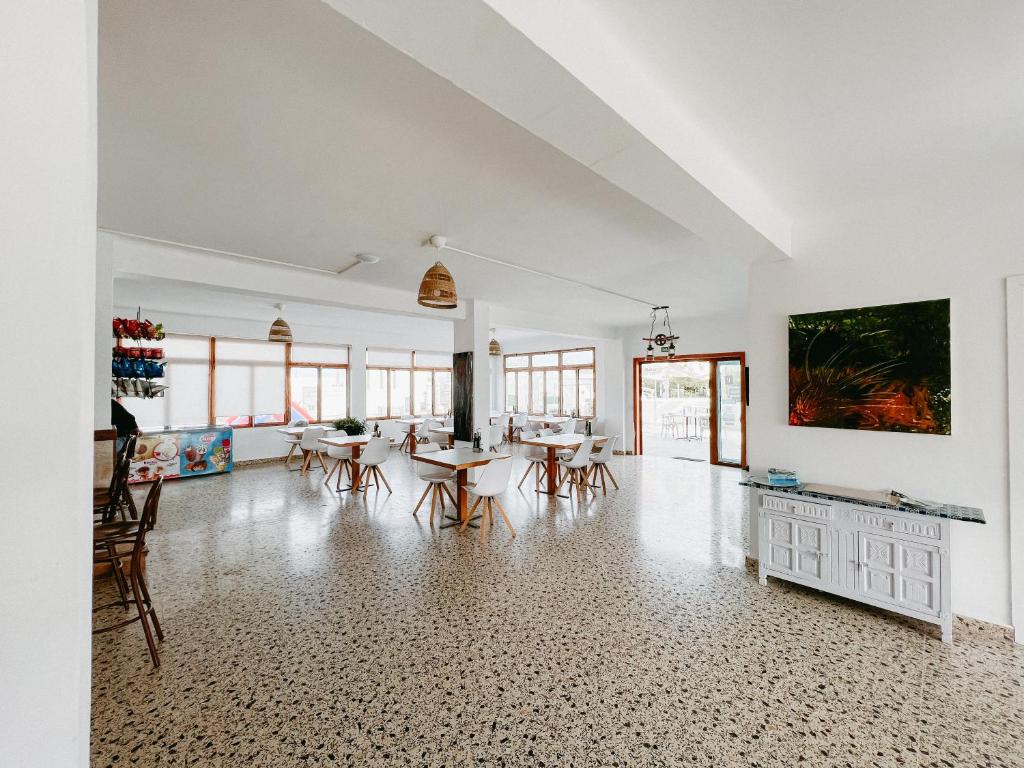 Телевизор и/или развлекательный центр в Hostal Cala Llombards