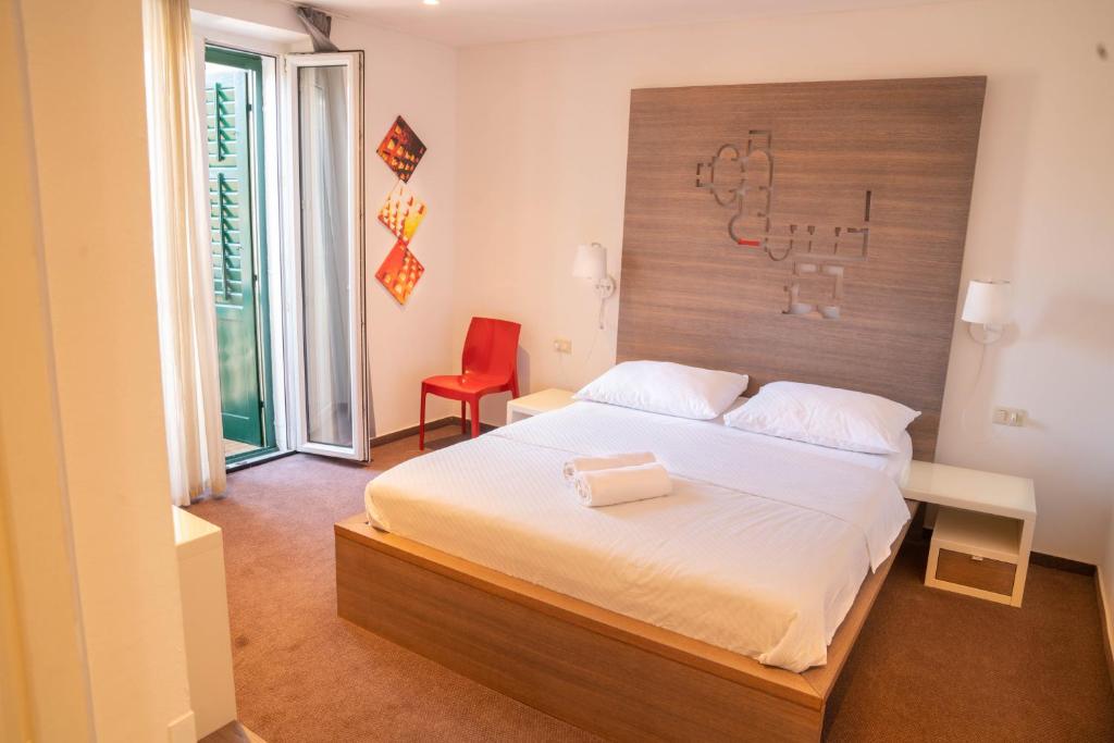 Posteľ alebo postele v izbe v ubytovaní Slavija Culture Heritage Hotel