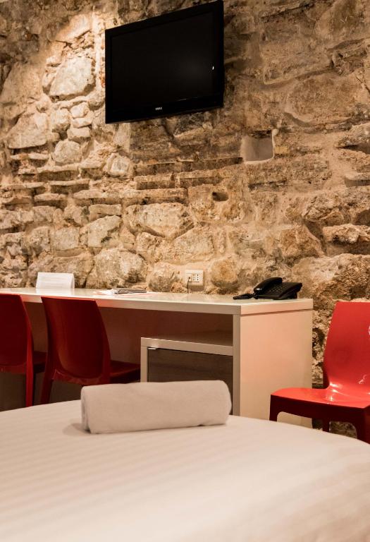 Televízia a/alebo spoločenská miestnosť v ubytovaní Slavija Culture Heritage Hotel