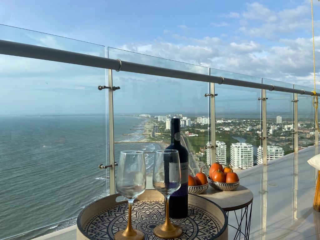un tavolo con una bottiglia di vino e due bicchieri di SkyMar Luxury 27 a Cartagena de Indias