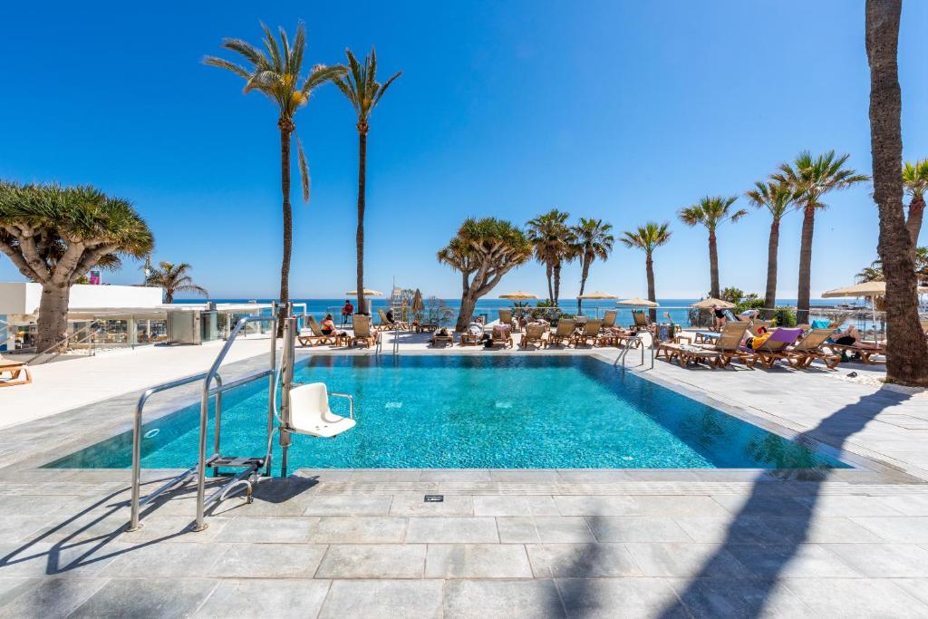 Bazén v ubytování WintowinRentals Apartamento Suite en Ocean House nebo v jeho okolí