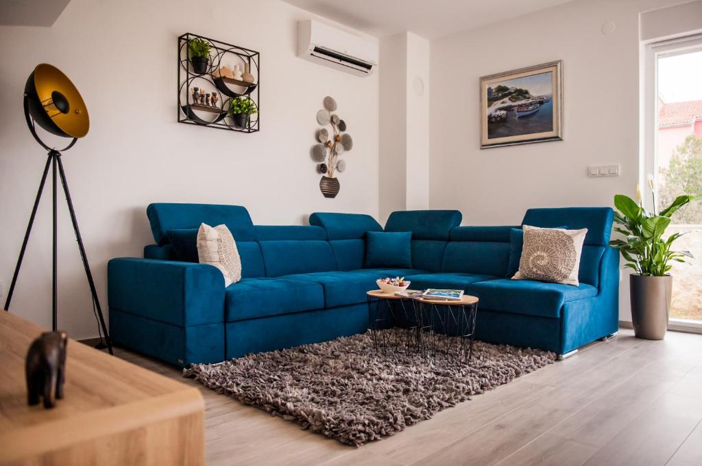 niebieską kanapę w salonie w obiekcie Apartment Mediteran w mieście Brodarica