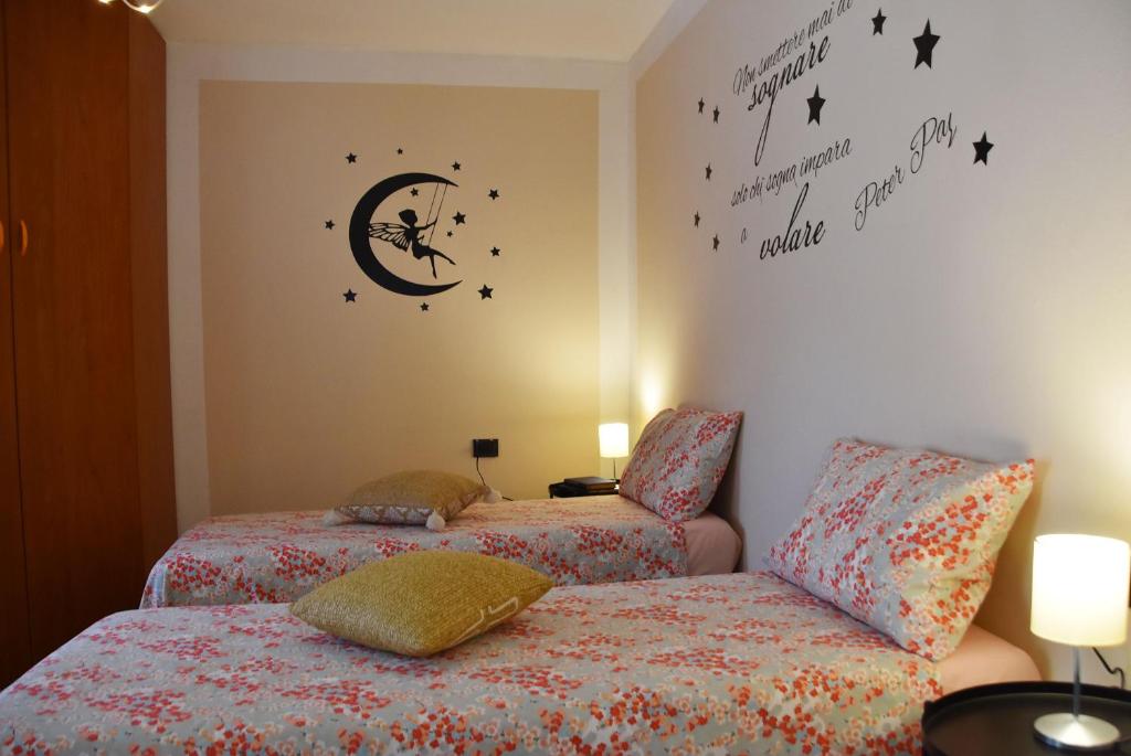 Łóżko lub łóżka w pokoju w obiekcie Intero alloggio :Casa D D Nuova aperturaHost Rosi
