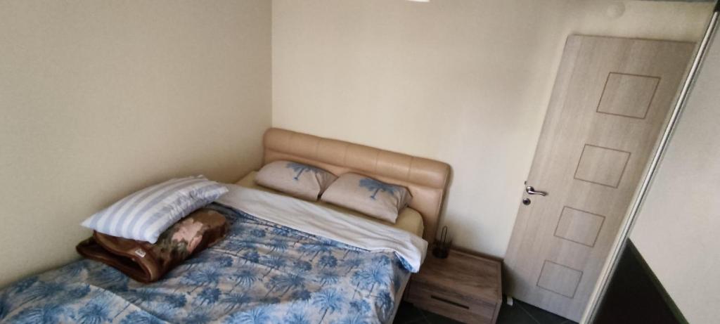 sypialnia z łóżkiem z psem w obiekcie Dreamhause 2+1 w mieście Kusadası