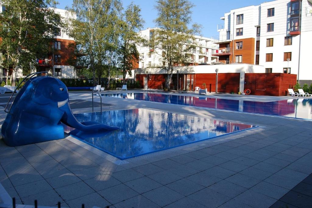 コウォブジェクにあるApartament Turkusowy Polanki Kołobrzegの真ん中に青いイルカが泳ぐプール
