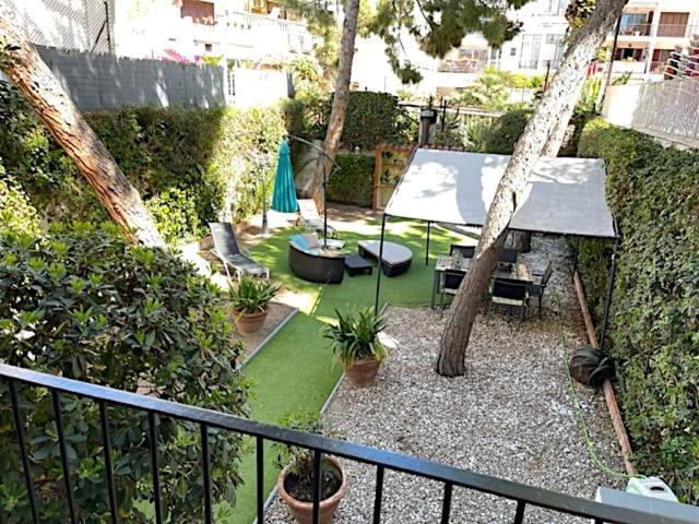 Vonkajšia záhrada v ubytovaní 3 bedroom Apartment with private garden on top location Sitges centre beach
