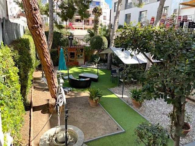 Vonkajšia záhrada v ubytovaní 3 bedroom Apartment with private garden on top location Sitges centre beach