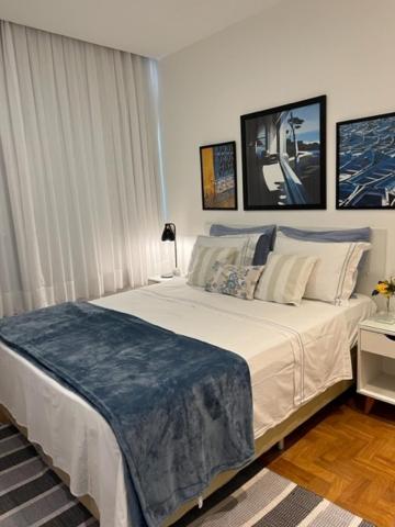 una camera con un grande letto di Stylish Copacabana Apartment a Rio de Janeiro