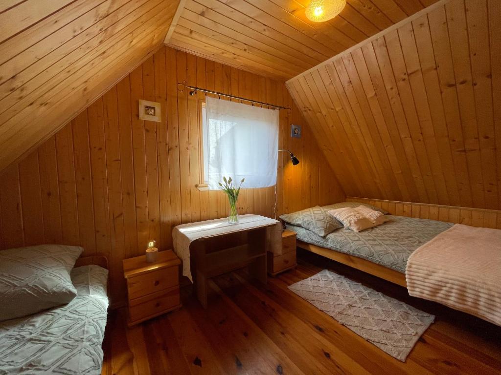 Postel nebo postele na pokoji v ubytování Domek Danusia z dwiema sypialniami