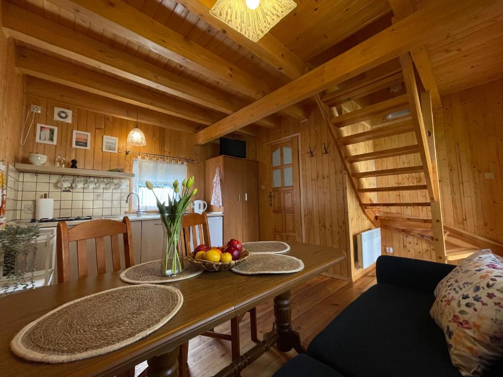 - une cuisine et une salle à manger avec une table dans une cabine dans l'établissement Domek Danusia z dwiema sypialniami, à Władysławowo