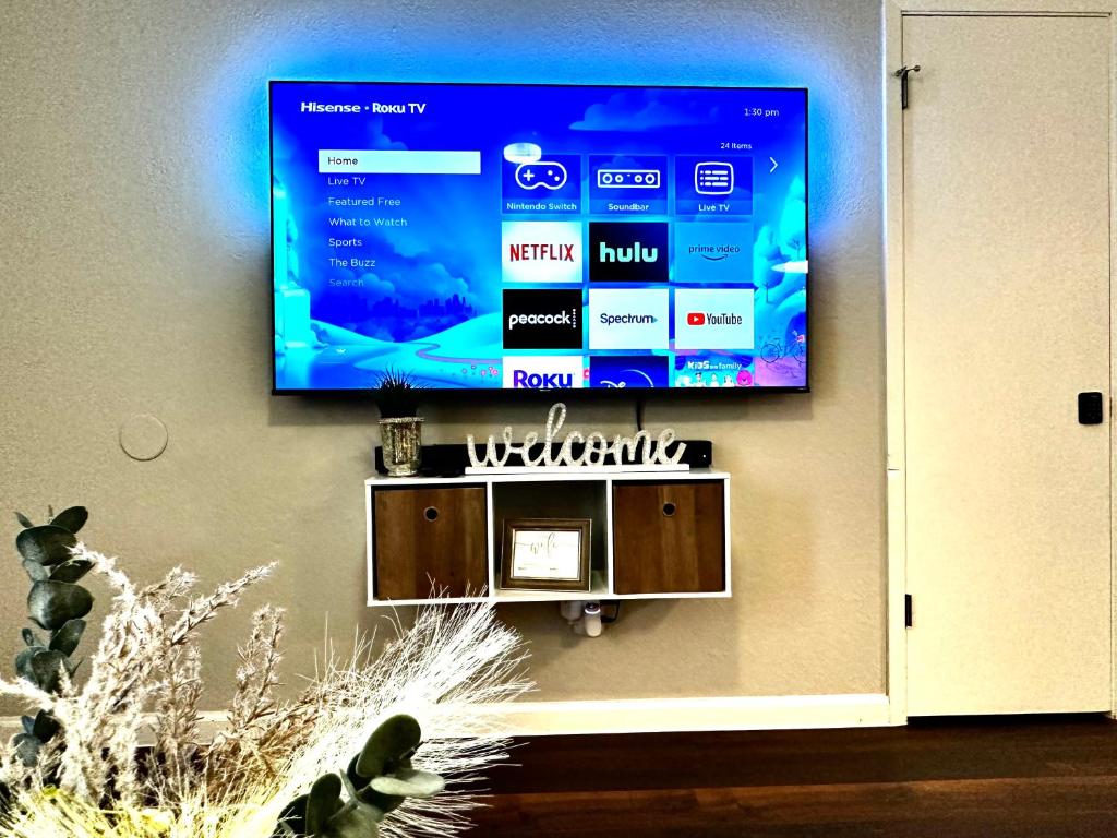 TV a/nebo společenská místnost v ubytování Eagle Stay