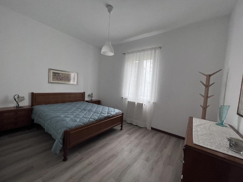 um quarto com uma cama e uma janela em Buonarroti 37 em Gorgonzola