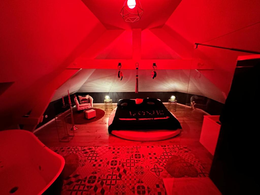 Postel nebo postele na pokoji v ubytování Redroom Loveroom Chambre Spa privative Insolite Thème 50 nuances de grey