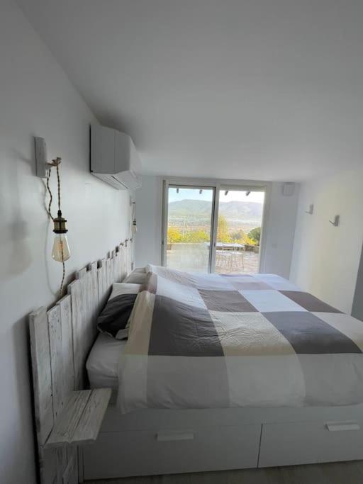 une chambre avec un grand lit avec une fenêtre dans l'établissement Olivya, au Beausset