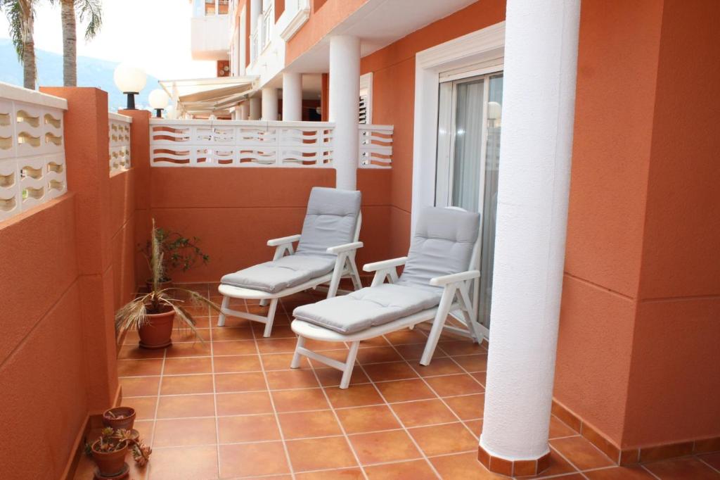 Balkón nebo terasa v ubytování Apto. con gran terraza y acceso directo a piscina.