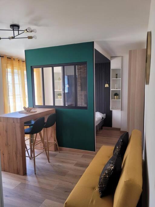 un salon avec un canapé et une table dans l'établissement Mon ciel étoilé, à Berck-sur-Mer