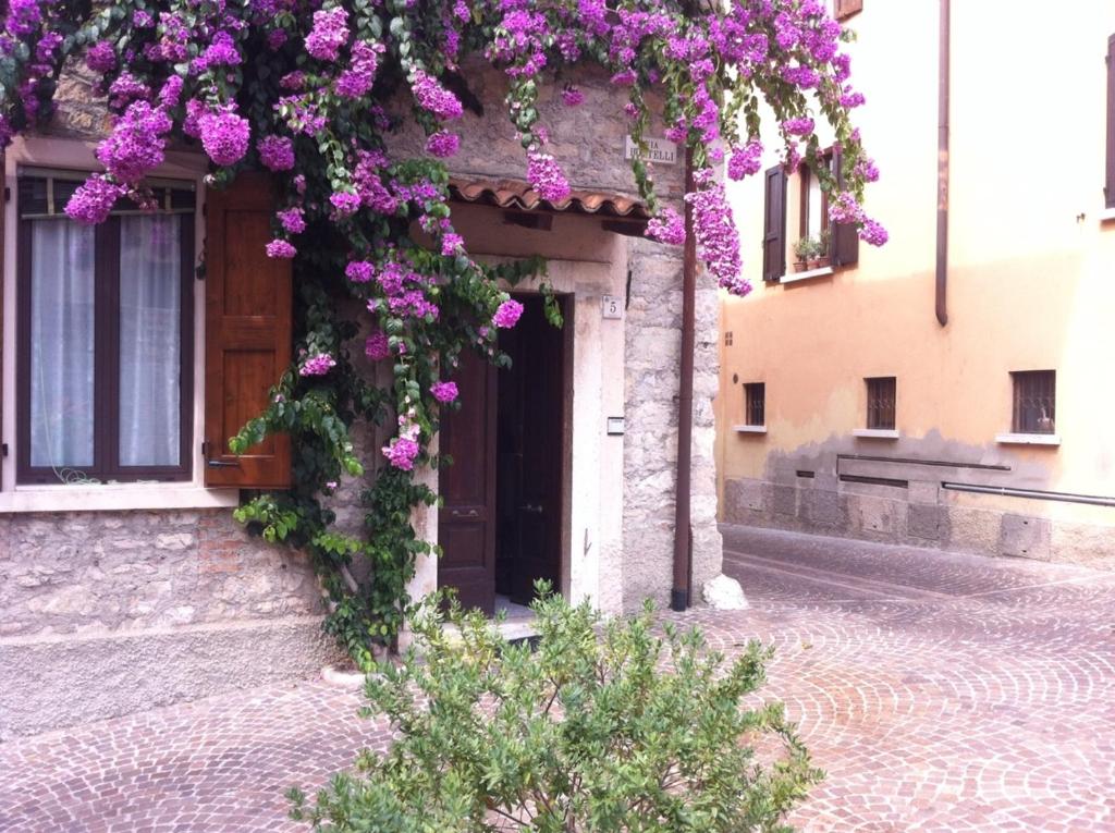 ガルニャーノにあるCasa Vacanze Gargnanoの紫の花の建物