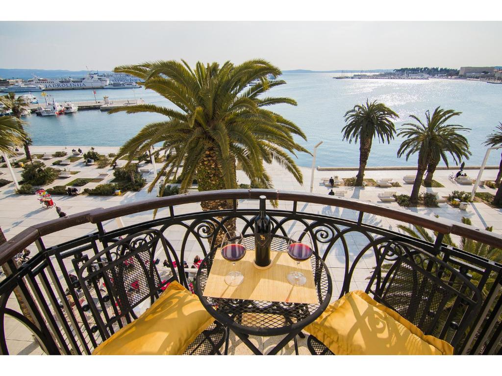 balcón con mesa y vistas a la playa en Riva Royal View Luxury Apartments, en Split