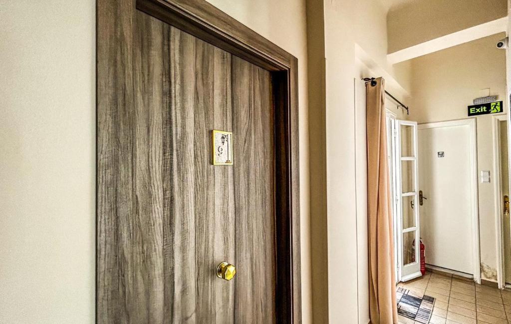 Fotografie z fotogalerie ubytování Central 9 Rooms v destinaci Ermupoli