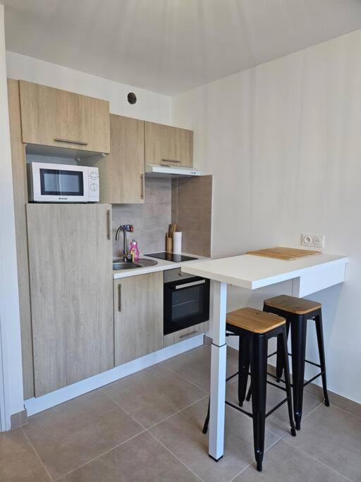 Kuchyňa alebo kuchynka v ubytovaní Grande motte Studio cabine parking clim plage 500m