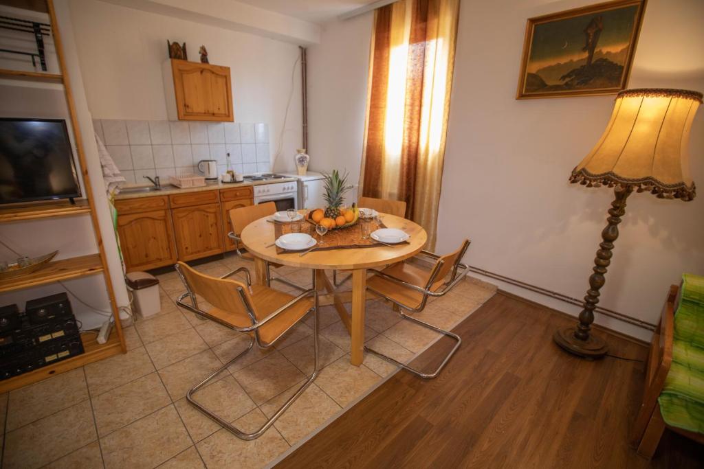 eine Küche mit einem Tisch und einer Obstschale darauf in der Unterkunft Apartmani Lazić in Ribarska Banja