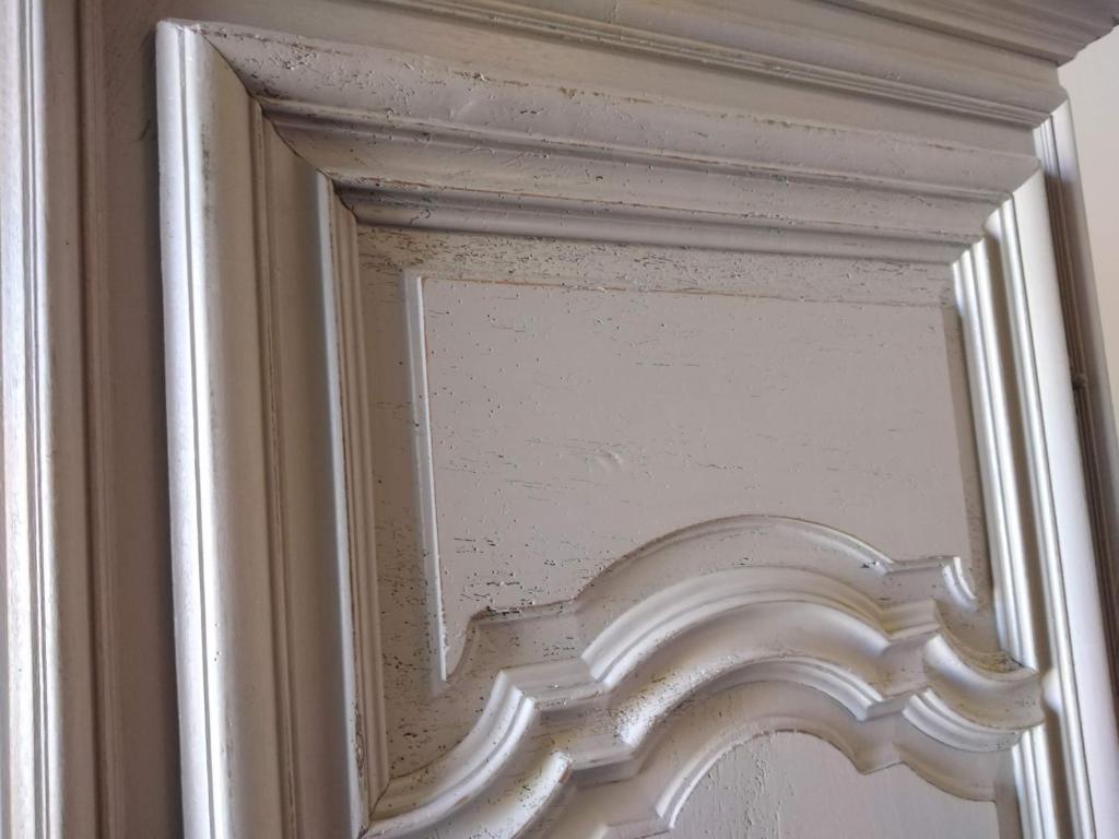 lustro z białą ramą na ścianie w obiekcie Gîte Brilhac w mieście Monts-sur-Guesnes