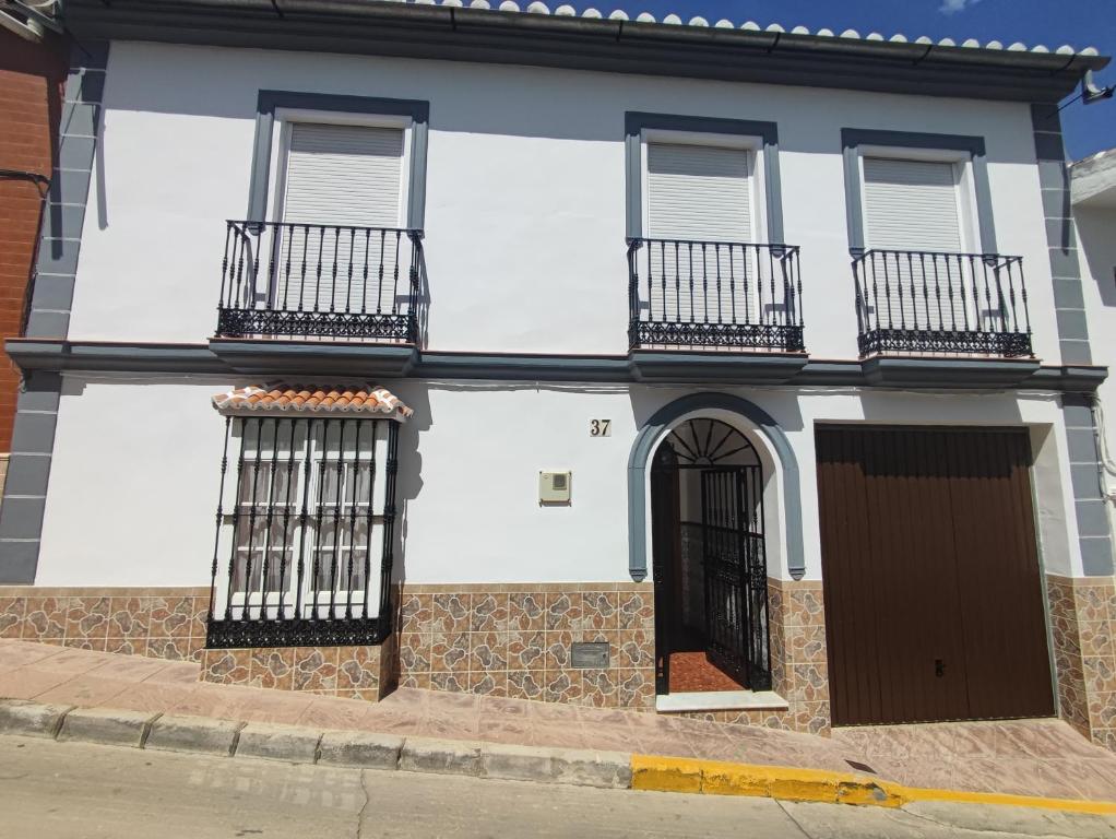 Casa blanca con 2 balcones y puerta en CASA RURAL FERRETE, en Cañete la Real
