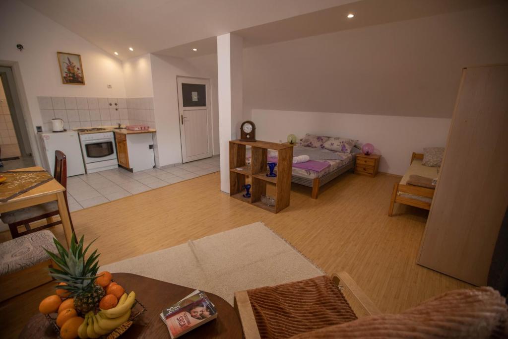 Kuchyň nebo kuchyňský kout v ubytování Apartmani Lazić