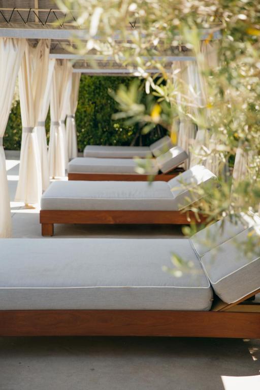 une rangée de quatre matelas d'affilée dans l'établissement Luxe Sunset Boulevard Hotel, à Los Angeles