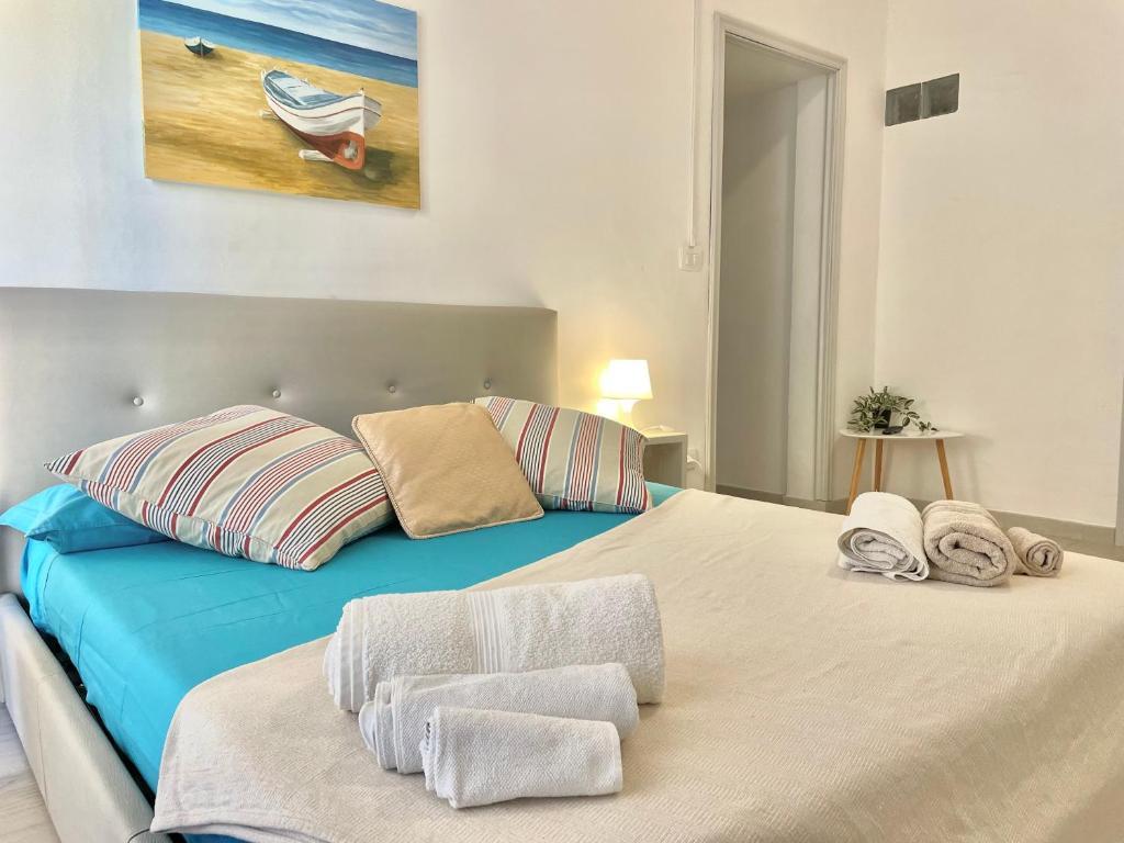 ein Schlafzimmer mit einem Bett mit Handtüchern darauf in der Unterkunft Bilocale Nel Centro Storico - Prossimo al Mare in Pachino