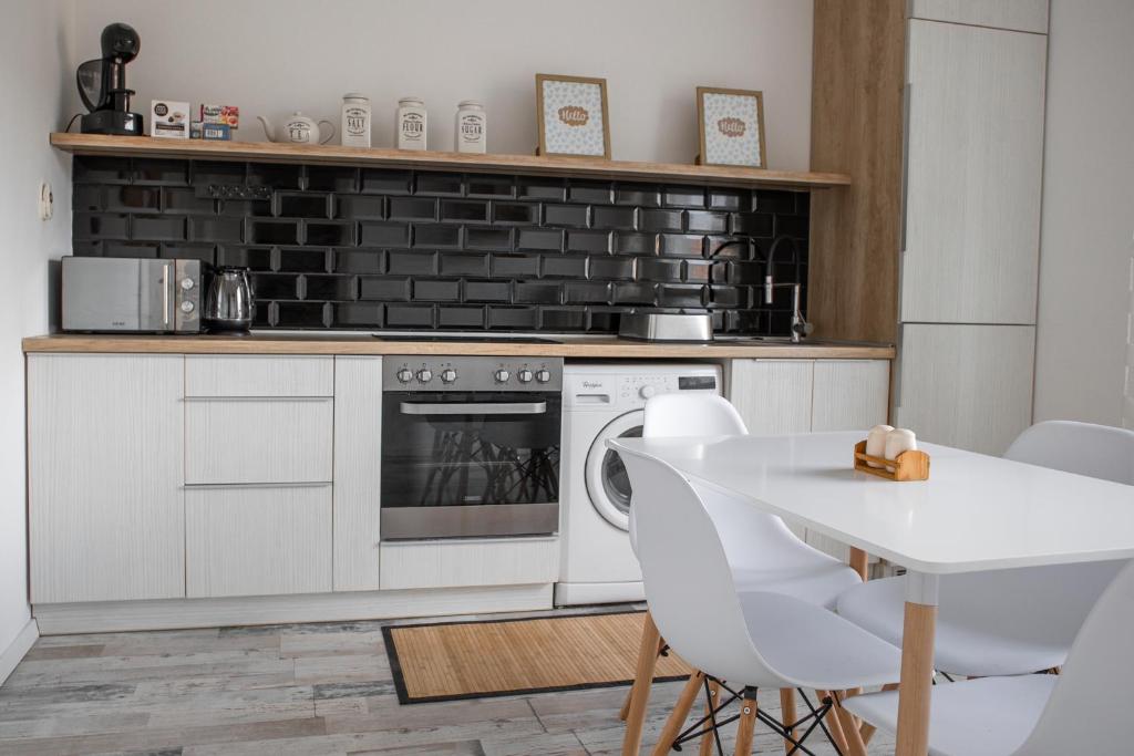 Kuchyň nebo kuchyňský kout v ubytování Városi Apartman