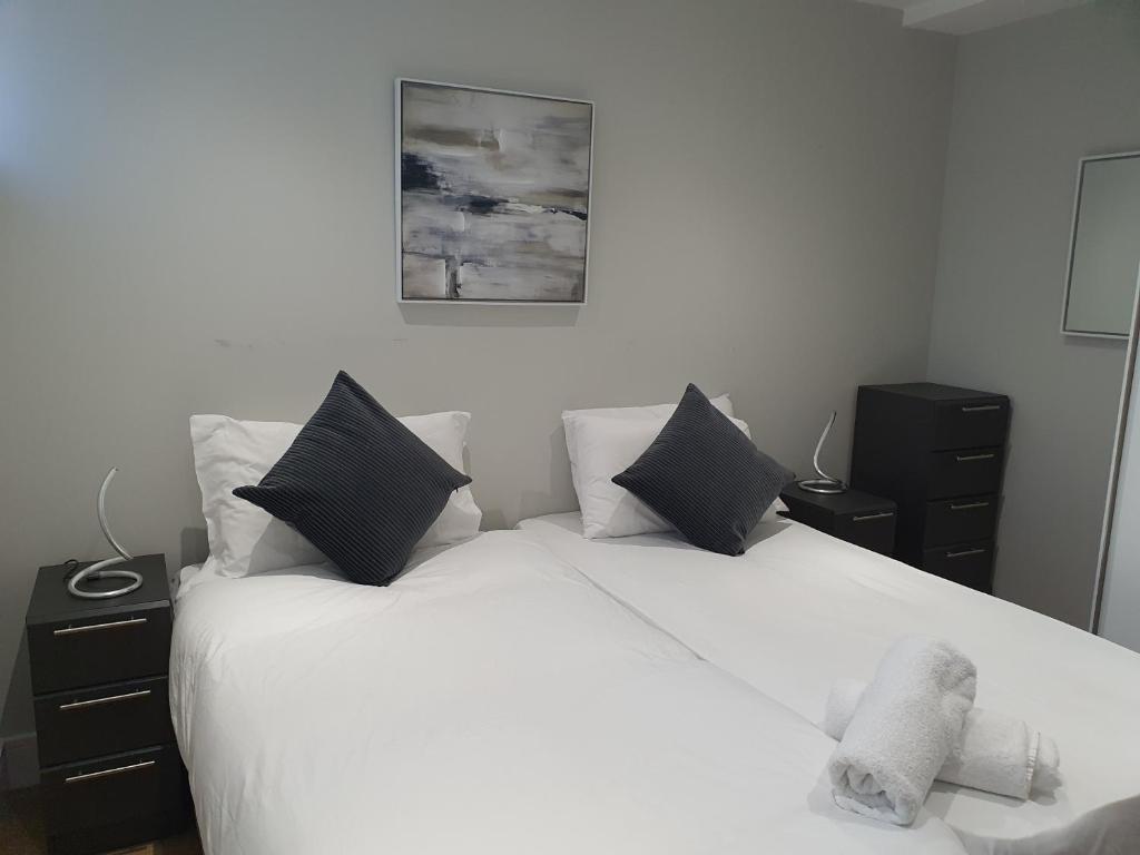 a bedroom with two beds and a teddy bear on the bed at Vetrelax Southend Apartment in Westcliff-On-Sea