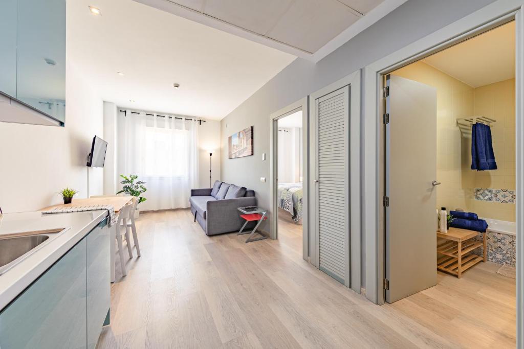 cocina y sala de estar con una puerta que conduce a la sala de estar en Apartment with free parking and pool, en Bormujos