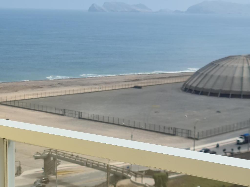 vista su un edificio vicino alla spiaggia di Apartment 03 dormitorios San Miguel a Lima