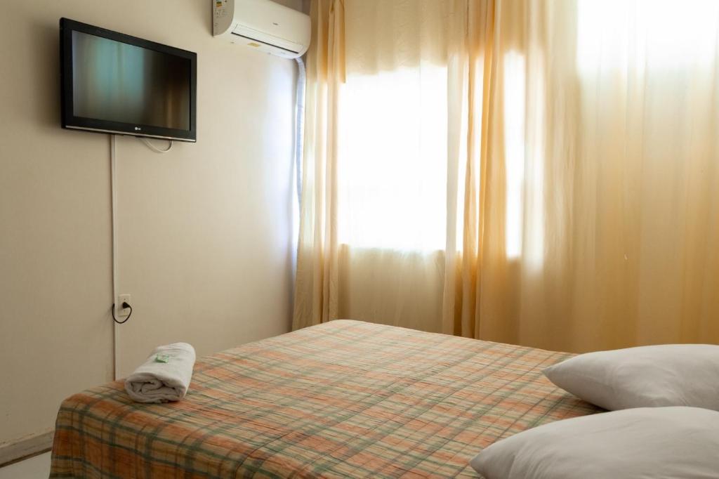 Uma cama ou camas num quarto em ALVORADA PALACE HOTEL