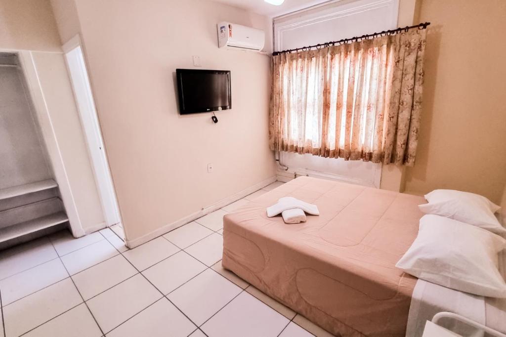 Uma cama ou camas num quarto em ALVORADA PALACE HOTEL