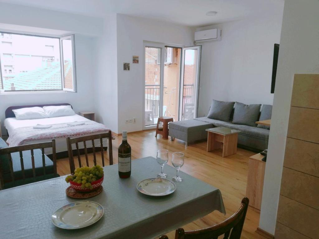 een woonkamer met een tafel met wijnglazen erop bij Vesna Apartment in Ohrid