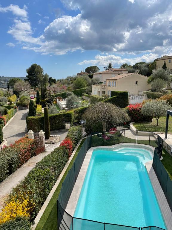 una piscina en medio de un jardín en Gîte des Restanques en Grasse